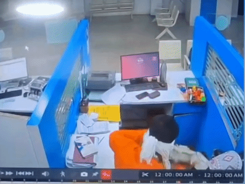 पैसे चोरून आरोपीने पोबारा केला.