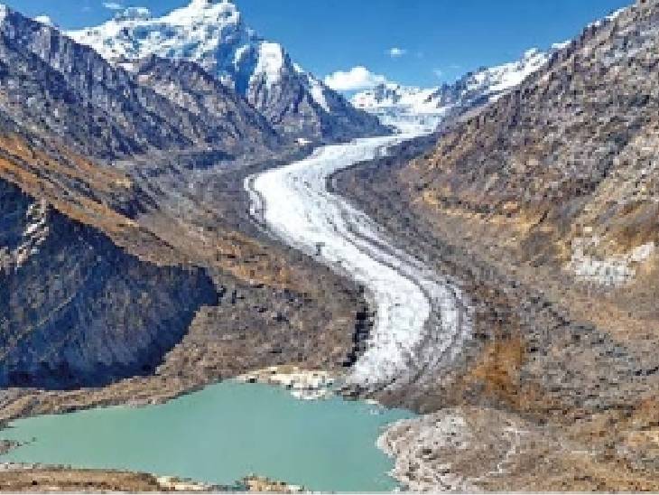 हा छोटा ग्लेशियर तलाव वाटत असला, तरी त्याचा आकार ५ फुटबॉल मैदानांपेक्षा मोठा आहे. २५ वर्षांपूर्वी हा भाग बर्फाने आच्छादलेला होता. - Divya Marathi