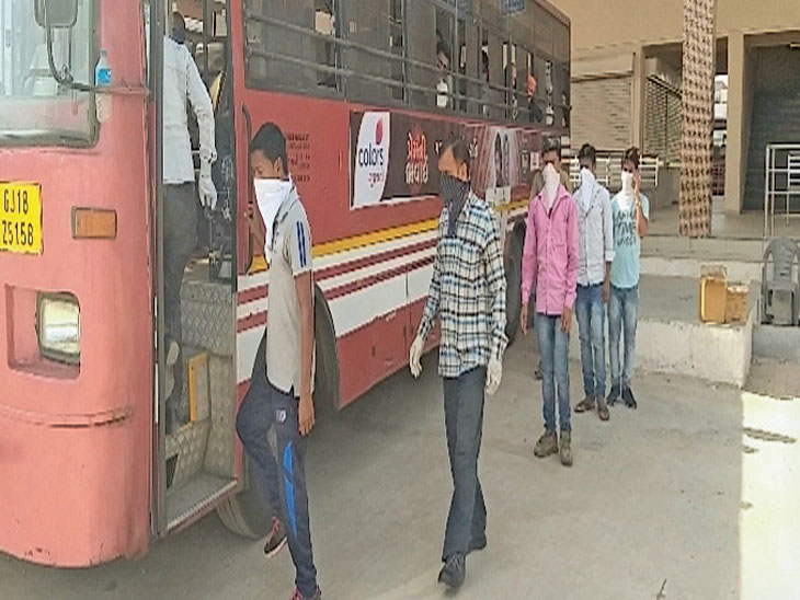 જંબુસર તાલુકાના 62 શ્રમિકોને વતન જવા માટે એસટી બસમાં ભરૂચ મોકલાયા 62