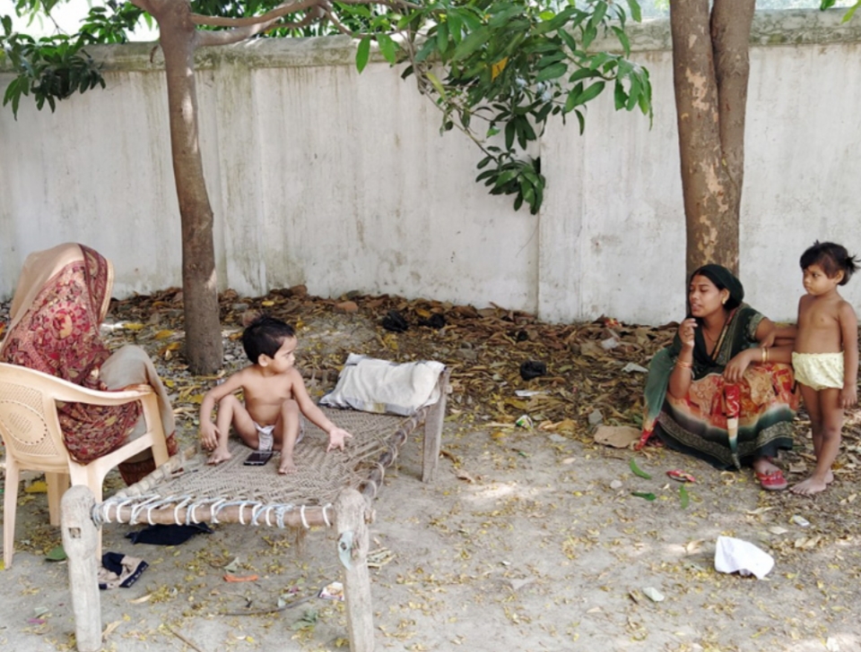 સ્કૂલમાં મહિલાઓ અને બાળકો પણ રોકાયા છે