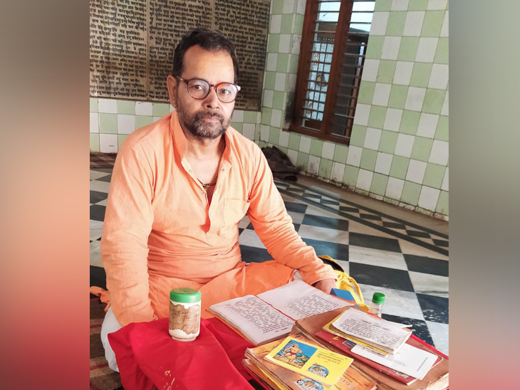 હનુમાનગઢી મંદિરમાં પંડિત કેદારનાથ શાસ્ત્રી.