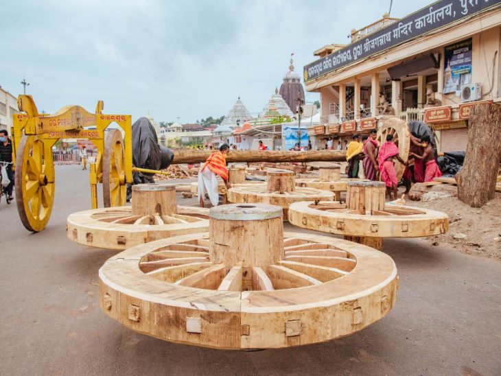 23 જૂને રથયાત્રા માટે પૂરપાટે કામ ચાલી રહ્યું છે. રથ નિર્માણમાં 150થી વધારે વિશ્વકર્મા સેવક રથને આકાર આપવામાં જોડાયાં છે.