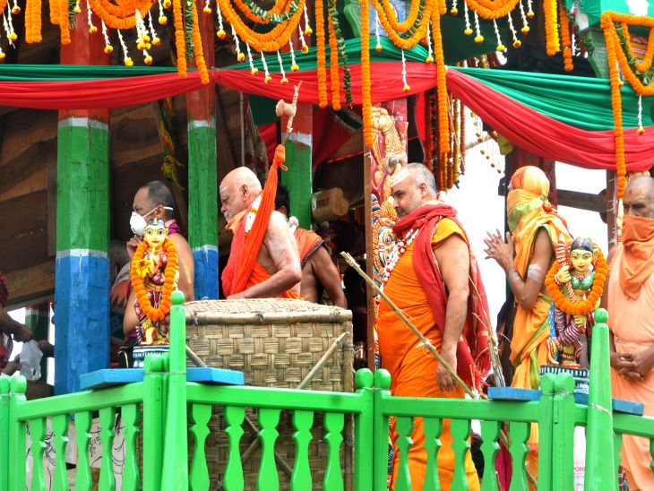 ગોવર્ધન પીઠ પુરીના શંકરાચાર્ય નિશ્ચલાનંદ સરસ્વતીએ રથની પૂજા-અર્ચના કરી. પ્રતિમાઓનો શ્રૃંગાર થયો.