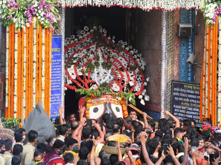 યાત્રાના વિધાનની શરૂઆત જગન્નાથ મંદિરના પ્રાંગણમાં મુહૂર્ત પ્રમાણે સવારે 3.15 વાગ્યાથી શરૂ થઇ. ખીચડી ભોગ પછી રથ પ્રતિષ્ઠા અને અન્ય વિધિ સંપન્ન કરાઈ. ત્યાર બાદ સેવકો દ્વારા બલરામ, સુભદ્રા અને જગન્નાથની ચલંત પ્રતિમાઓ જેને મદનમોહન કહેવામાં આવે છે તેમને રથ તરફ લાવવાની પ્રક્રિયા શરૂ થઇ.