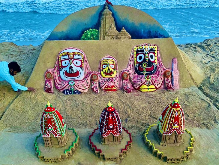 પુરીના જાણીતા સેન્ડ આર્ટિસ્ટ સુદર્શન પટનાયકે પુરી બીચ ઉપર રથયાત્રાની કલાકૃતિ બનાવી છે. ભગવાન જગન્નાથ, બળદેવ અને સુભદ્રા દેવી સાથે તેમના રથની પણ કલાકૃતિ બનાવી છે.