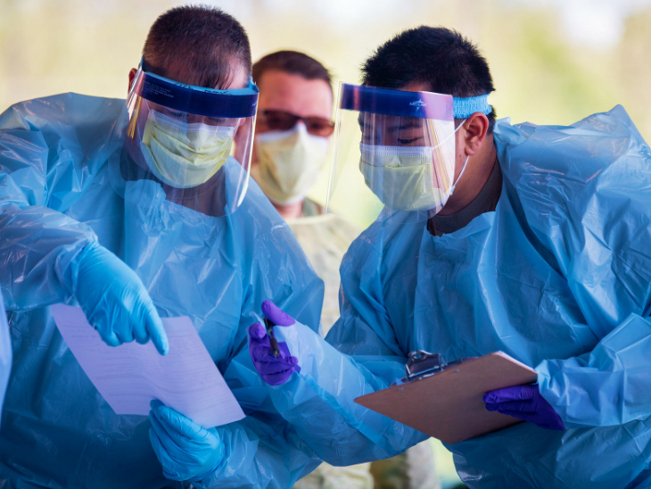 ટેનેસીના સ્પ્રિંગફિલ્ડમાં શુક્રવારે એક દર્દીનો ટેસ્ટ કરતા પહેલા ડોક્ટર.