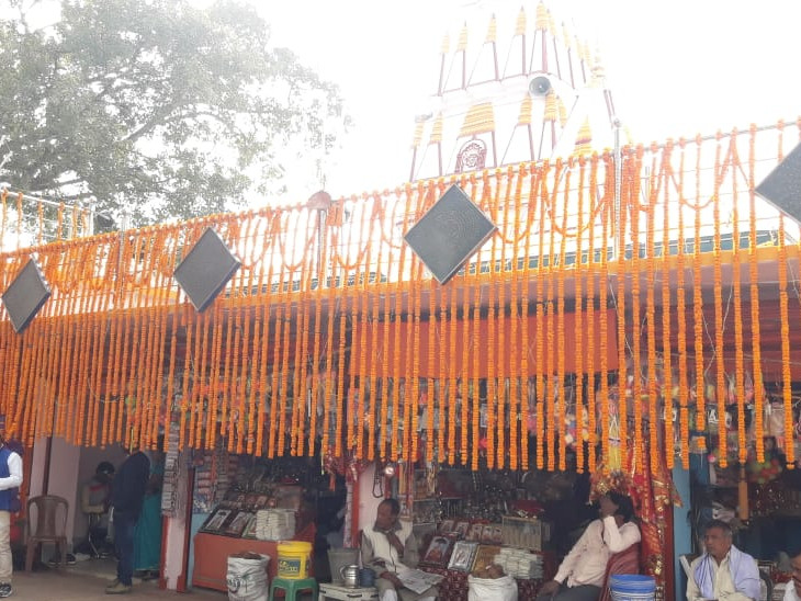 આ વર્ષે કોરોનાના કારણે ઘણાં ઓછા ભક્તો મંદિર પહોંચે છે.