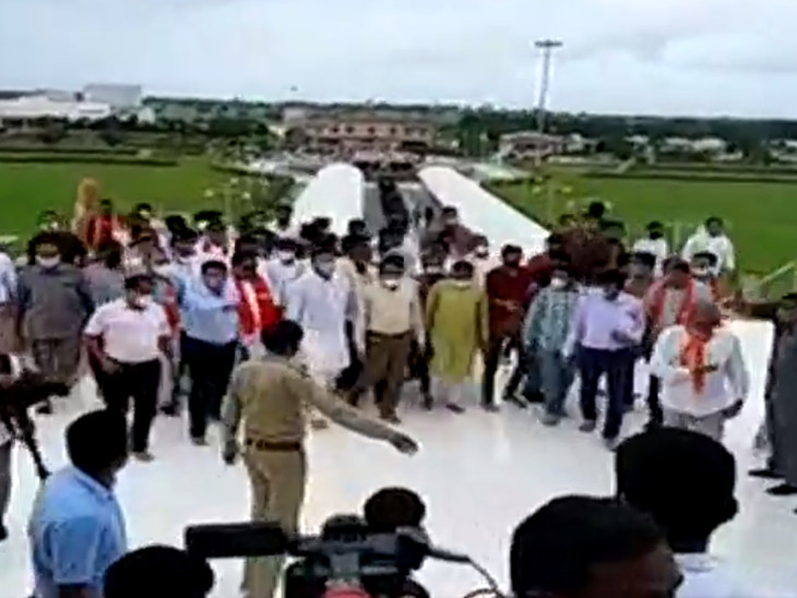 નેતાઓ દો ગજ કી દૂરી ફરી ભૂલ્યા