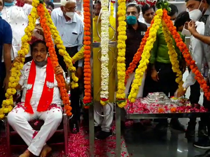 સી.આર. પાટીલની ચાંદીની રજતતુલા યોજાઈ