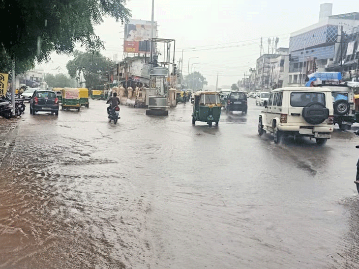 અરવલ્લીમાં વરસાદમાં વાહન હંકારતા લોકો