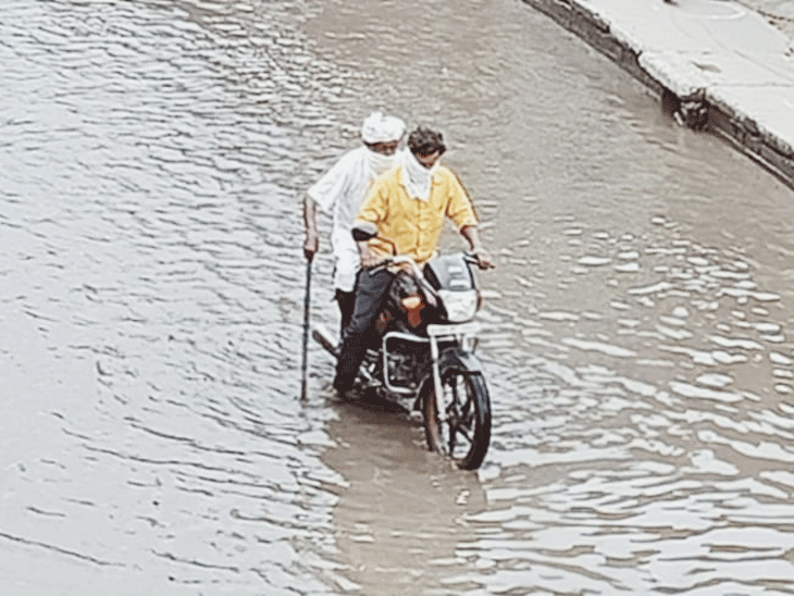 બનાસકાંઠામાં બાઈકસવારીની મજા માણતા વૃદ્ધ અને યુવાન