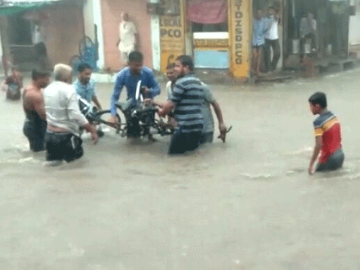 પાટણના ધોધમાર વરસાદે લોકોને મસ્તીઓ ચડાવ્યા