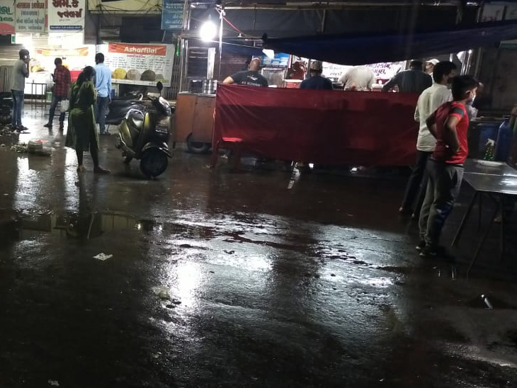 માણેકચોકમાં રાત્રે લારીઓ ખુલી.