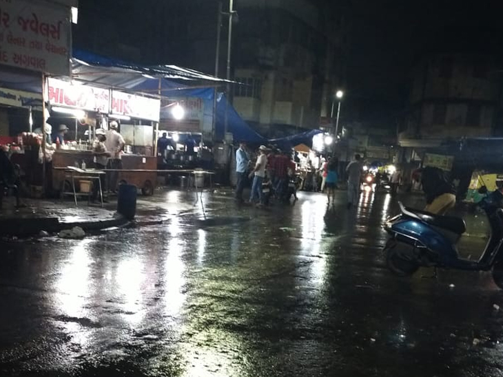 માણેકચોકમાં લારીઓ ખુલી પણ ભીડ જોવા ન મળી.