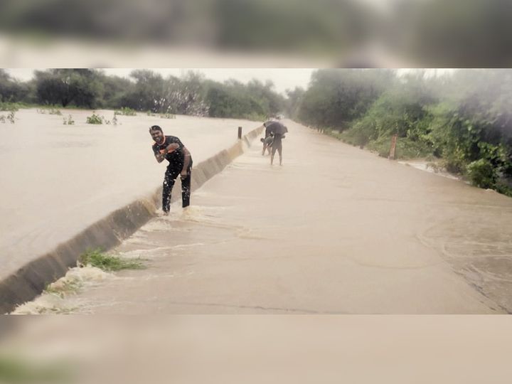 વિસનગર શહેરમાં વહેલી પડેલા વરસાદને કારણે ઉમતા-કામલપુર પાસે પસાર થતી રૂપેણ નદી બે કાંઠે વહેવા લાગી હતી