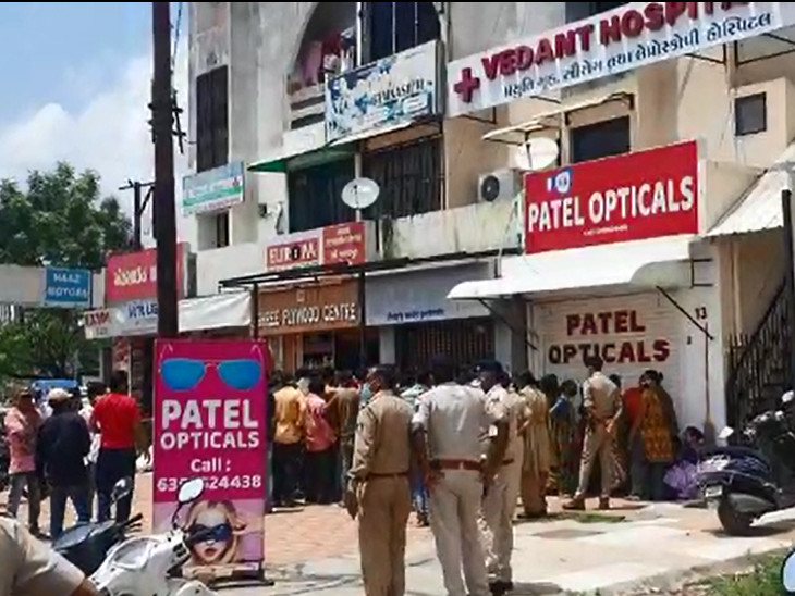 હોસ્પિટલની બહાર પરિવારજનો અને પોલીસ