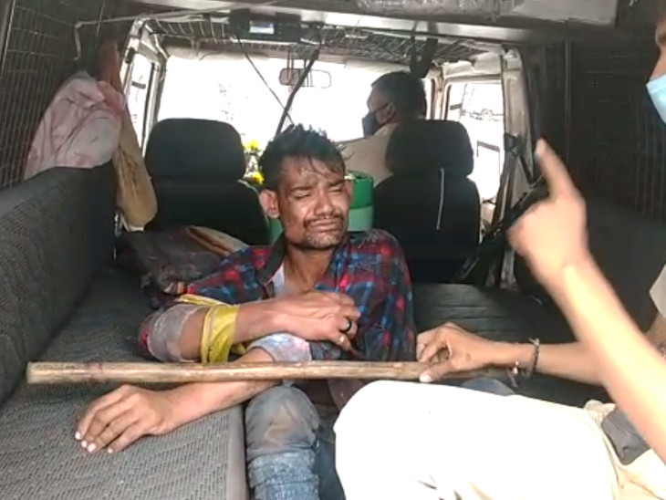 પોલીસનો ડર ન હોવાની મોટી મોટી વાતો નશામાં કરનારો યુવક પોલીસની ગાડીમાં બેસતા જ ભાનમાં આવ્યો હોય તેમ રડવા લાગ્યો હતો.