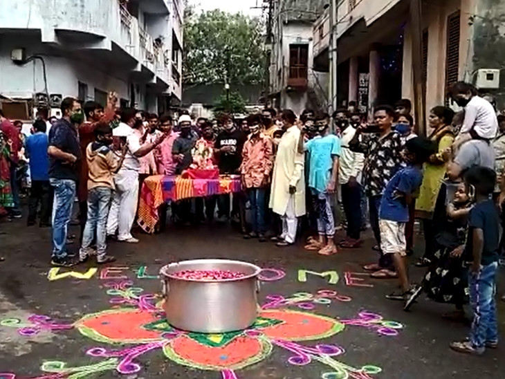 જુનીગઢીના શ્રીજીના વિસર્જનમાં એકત્ર થયેલા ભક્તો