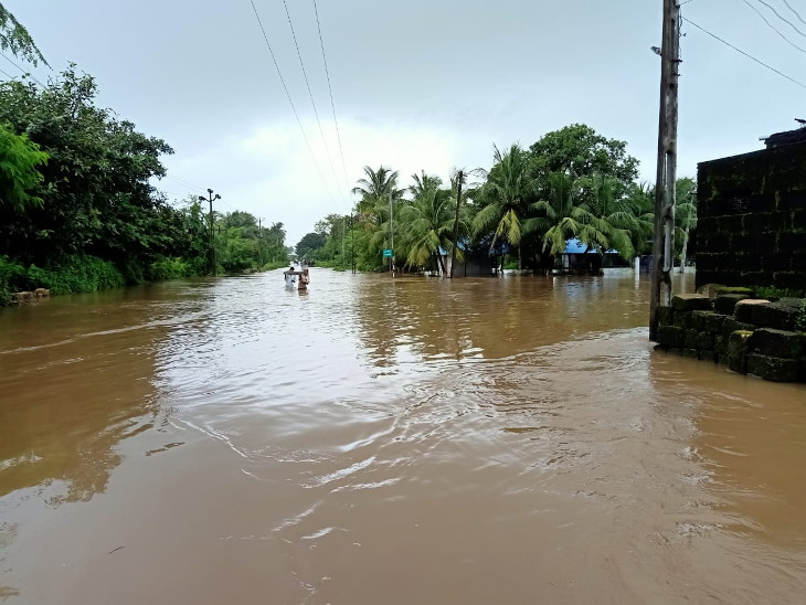 વેરાવળના ડાભોર ગામે કેડસમા પાણી ભરાયા