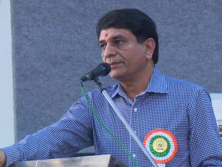 ચુની ગજેરા શિક્ષિકાને મોબાઈલમાં અશ્લિલ સાહિત્ય વીડિયો અને મેસેજ સ્વરૂપે મોકલતો હતો.(ફાઈલ તસવીર)