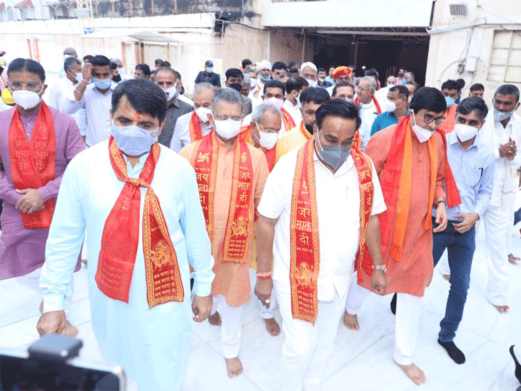 સી આર પાટીલ સાથે પૂર્વ કેન્દ્રીય મંત્રી, રાજ્યમંત્રી, ધારાસભ્ય અને સાંસદ હાજર રહ્યા હતા