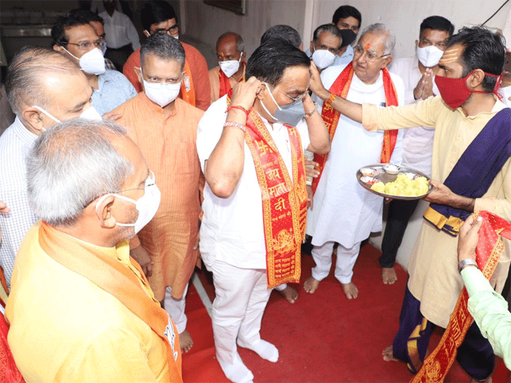 અંબાજી મંદિરમાં પણ પાટીલની આસપાસ પદાધિકારીઓ સોશિયલ ડિસ્ટન્સને ભૂલ્યા હતા