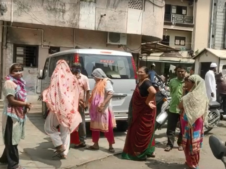 ફાયરિંગને પગલે આશિયાના બિલ્ડિંગ બહાર લોકોના ટોળેટોળા એકત્ર થયા હતા