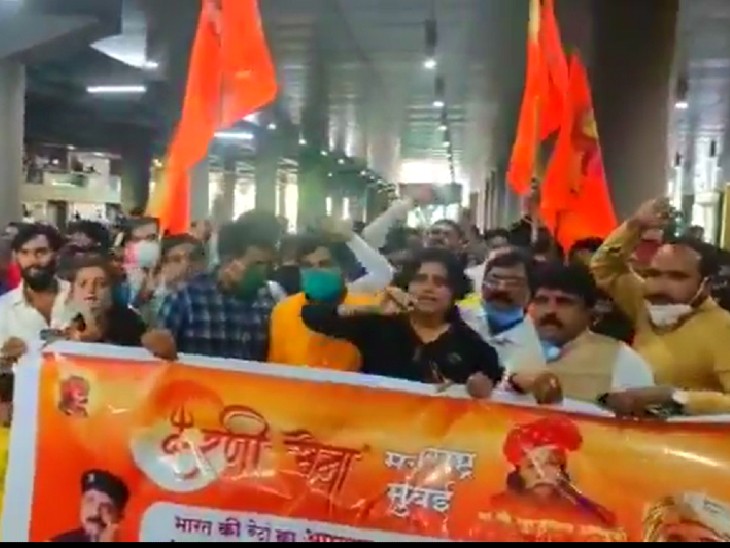 કરણી સેના પર પોસ્ટર સાથે જોવા મળી હતી