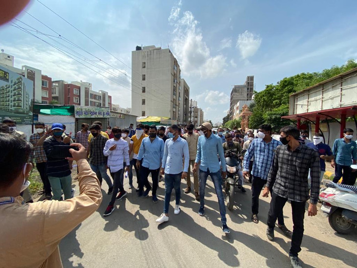 NSUIએ મોદી સ્કૂલ બહાર સુત્રોચ્ચાર કર્યા હતા