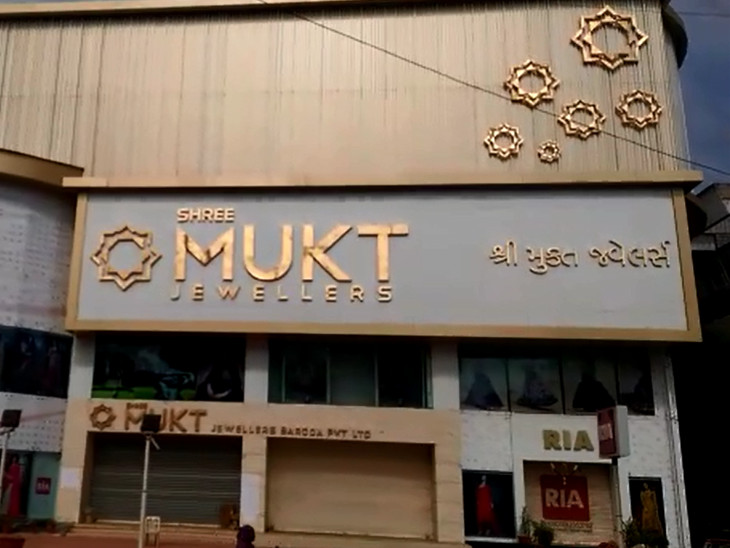 અલકાપુરી વિસ્તારમાં આવેલો શ્રી મુક્ત જ્વેલર્સનો શો-રૂમ