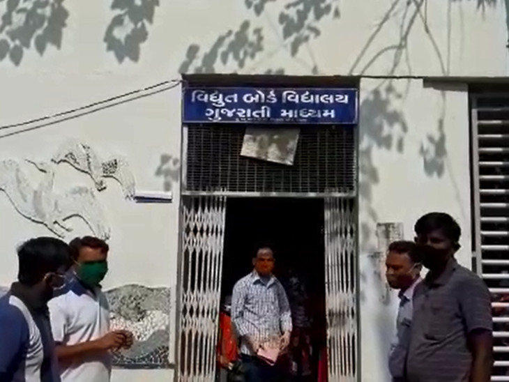 ઓનલાઇન ક્લાસ ન ચાલતા હોવા છતાં ફી ઉઘરાવતા હોવાનો વાલીઓનો આક્ષેપ