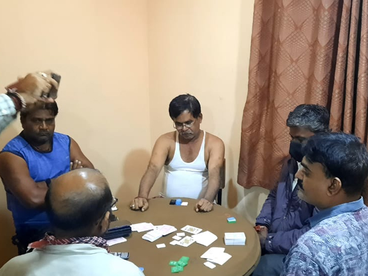 રૂમમાં ખુરશી પર બેસીને શખ્સો પ્લાસ્ટિકના કોઈન પર જુગાર રમતા હતા
