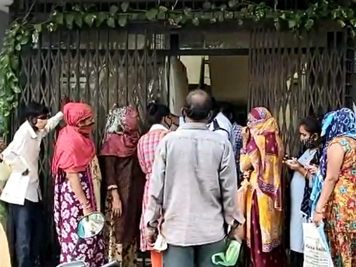 લોન લેવા માટે મહિલાઓ સહિત લોકોની ભીડ લાગી હતી