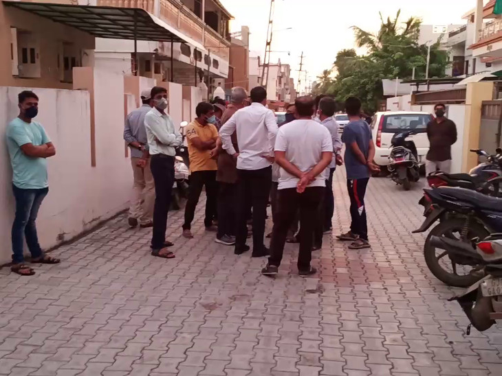 ઘટનાને પગલે લોકોના ટોળા એકત્ર થઈ ગયા હતા