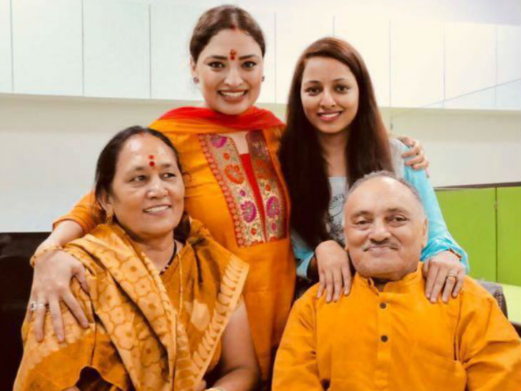 તસવીર ત્યારની છે જ્યારે ગીતાનાં માતા-પિતા તેમની ઓફિસ પહોંચ્યાં હતાં. ગીતાના પિતા એક રિટાયર્ડ સરકારી કર્મચારી છે, જ્યારે માતા હાઉસ વાઈફ છે.
