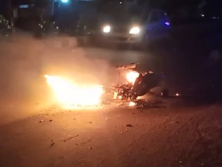 ઉશ્કેરાયેલા ટોળાએ બાઇક સળગાવી હતી