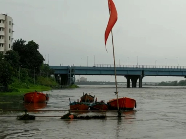 Tapi river level increased by discharging water from Ukai dam, water on ...