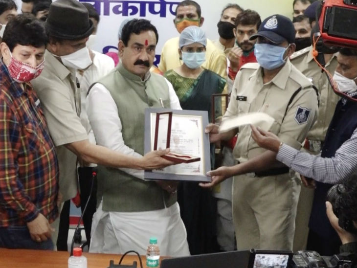 ગૃહમંત્રી નરોત્તમ મિશ્રા ઈન્દોરમાં યોજાયેલા એક સરકારી કાર્યક્રમમાં માસ્ક પહેર્યા વગર સામેલ થયા હતા.