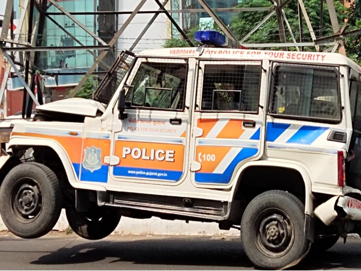 Tanker hit a police PCR van that arrived in a car dumper accident in ...