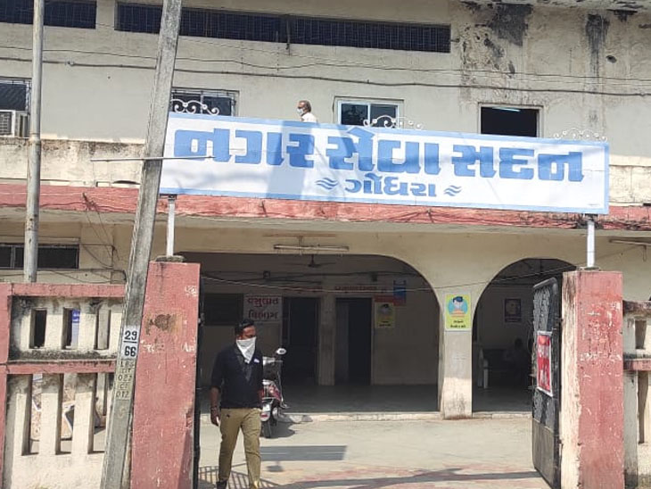 Order of Gujarat Waqf Board to do the building of Godhra Municipality