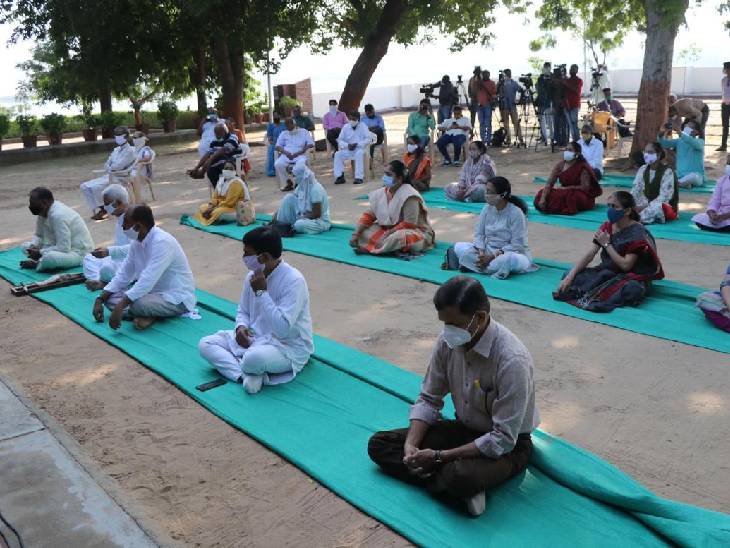 કોરોનાની મહામારીને લઈ બે મિનિટનું મૌન પણ પાળવામાં આવ્યું હતું