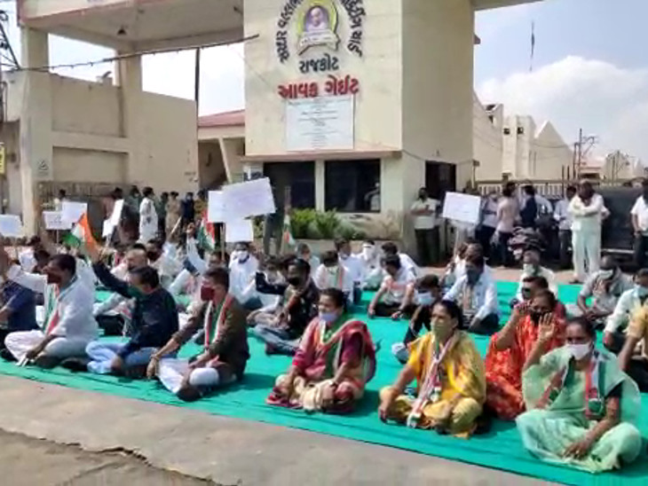 કોંગ્રેસના કાર્યકરોએ ધરણા પર બેસી સુત્રોચ્ચાર કર્યા