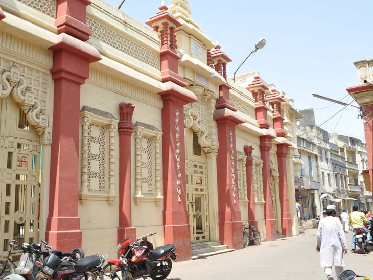 આ મંદિરમાં 12 ફૂટ ઊંચા 26 સ્તંભો છે