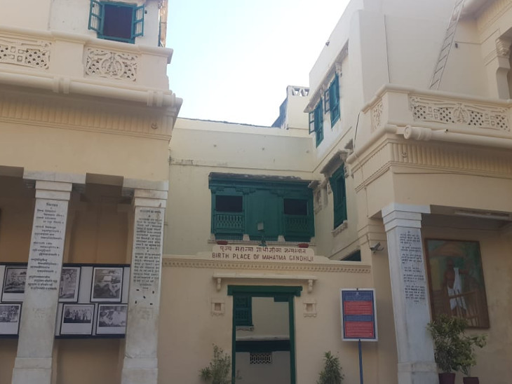 દરેક ઓરડામાં ગાંધીજીની લાક્ષણિક તસવીરો મૂકવામાં આવી છે