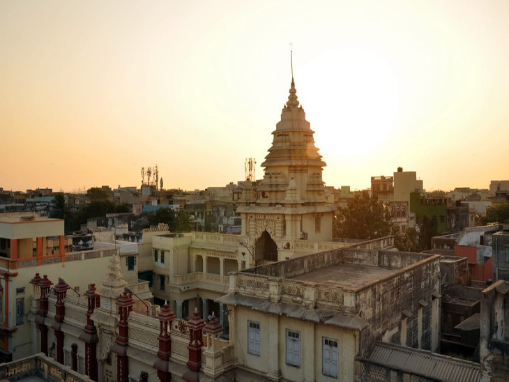 શીખર ઉપર માટી કોડીયાના આકારે 79 પ્રજ્વલીત દીપકો ગોઠવવામાં આવ્યા છે