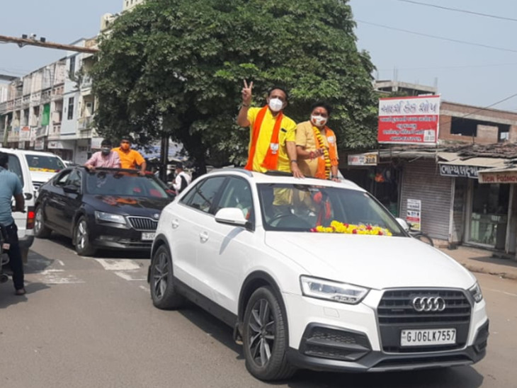 ભાજપના ઉમેદવાર અક્ષય પટેલ કારમાં રેલી કાઢીને ઉમેદવારી કરવા નીકળ્યા હતા