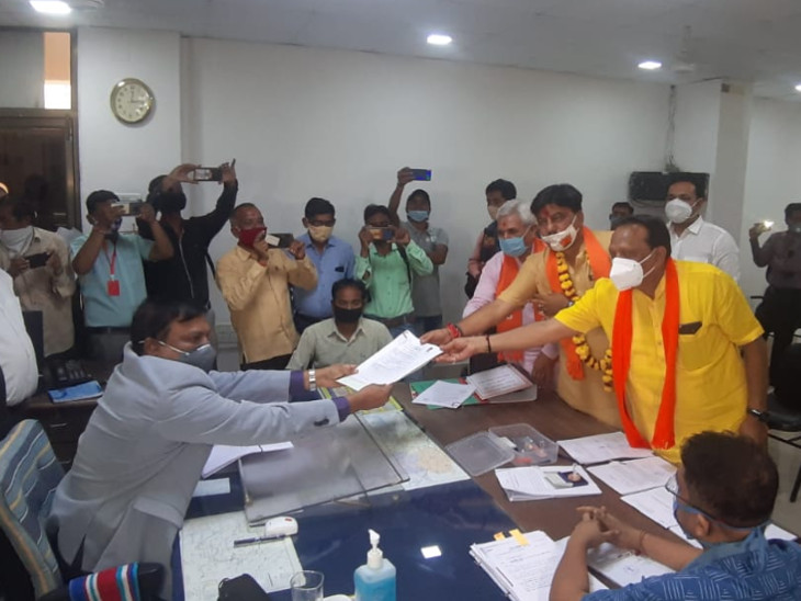 કરજણ બેઠકના ભાજપના ઉમેદવાર અક્ષય પટેલ આજે ઉમેદવારી ફોર્મ ભર્યું
