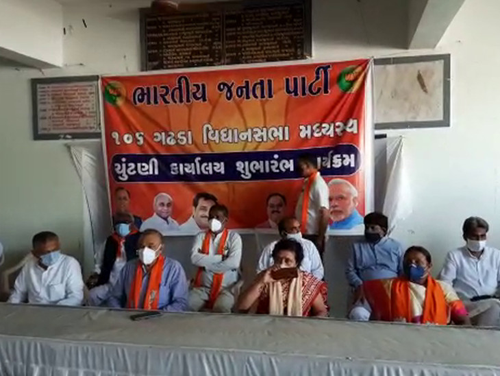 ગોરધન ઝડફિયા અને મંત્રી વિભાવરીબેન દવે વચ્ચે દો ગજ કી દૂરીનો અભાવ જોવા મળ્યો હતો.