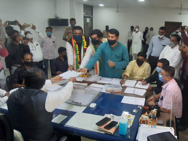 કોંગ્રેસના ઉમેદવાર કિરીટસિંહ જાડેજાએ ઉમેદવારી ફોર્મ ભર્યું હતું