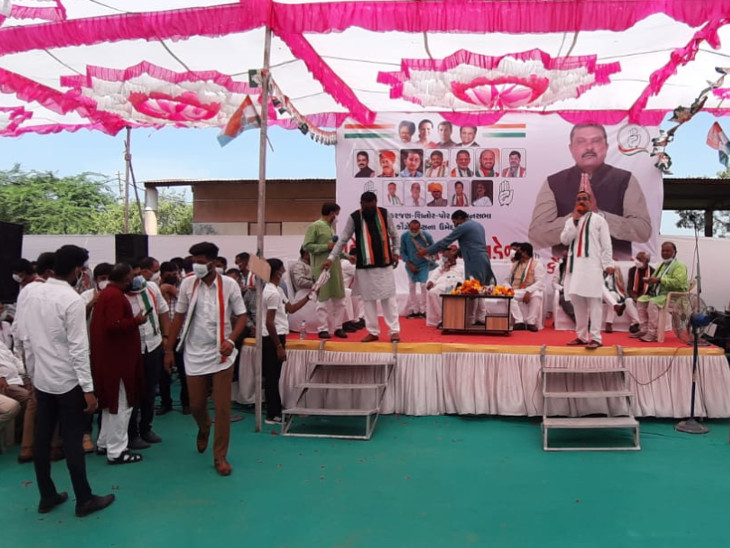 કોંગ્રેસે સોશિયલ ડિસ્ટન્સના લીરેલીરા ઉડાવ્યા હતા